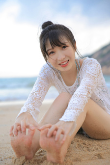 他缓慢有力的在车里撞着